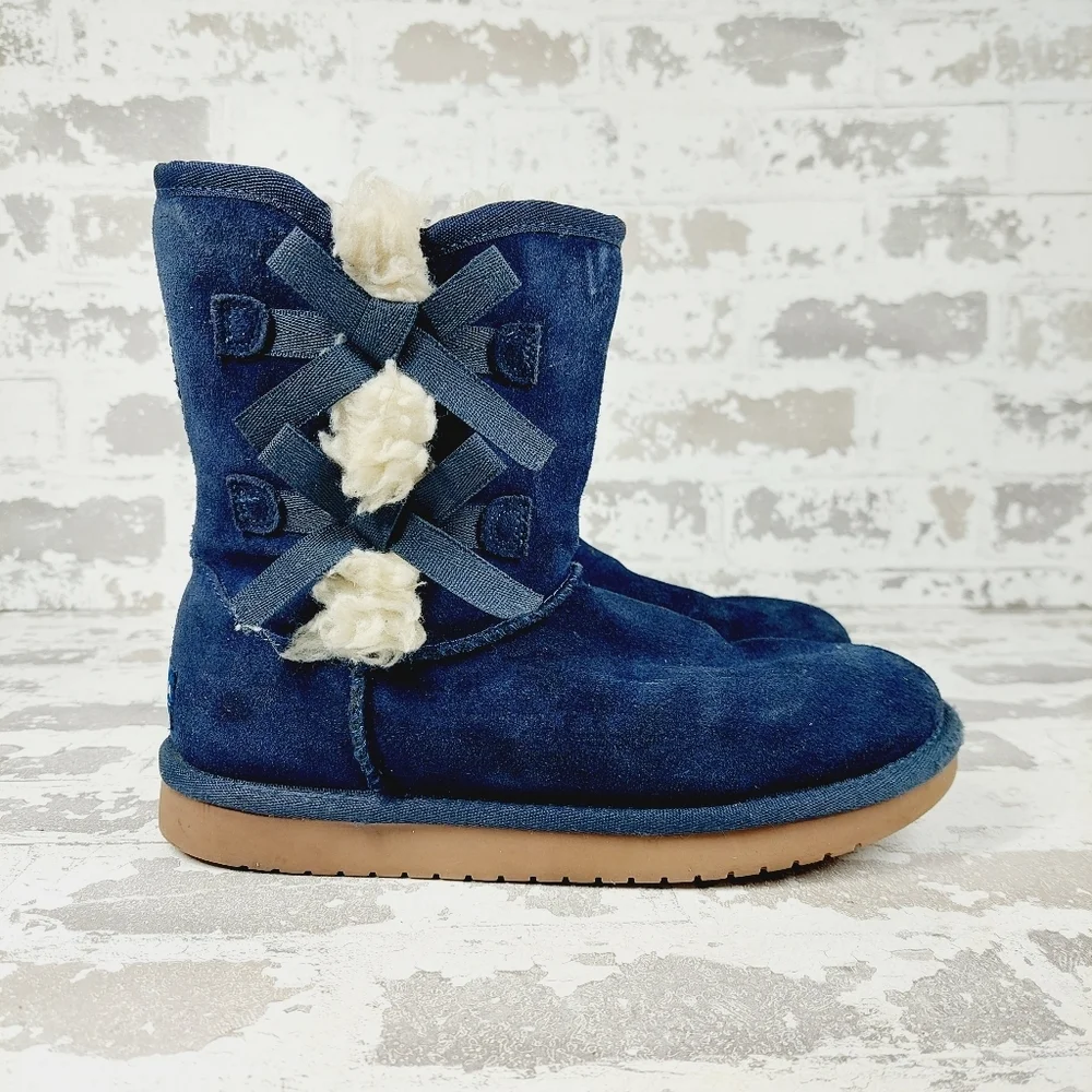 Koolaburra by Ugg Navy Blue Suede Bow Pull On Round Toe Comfortable Boots V711